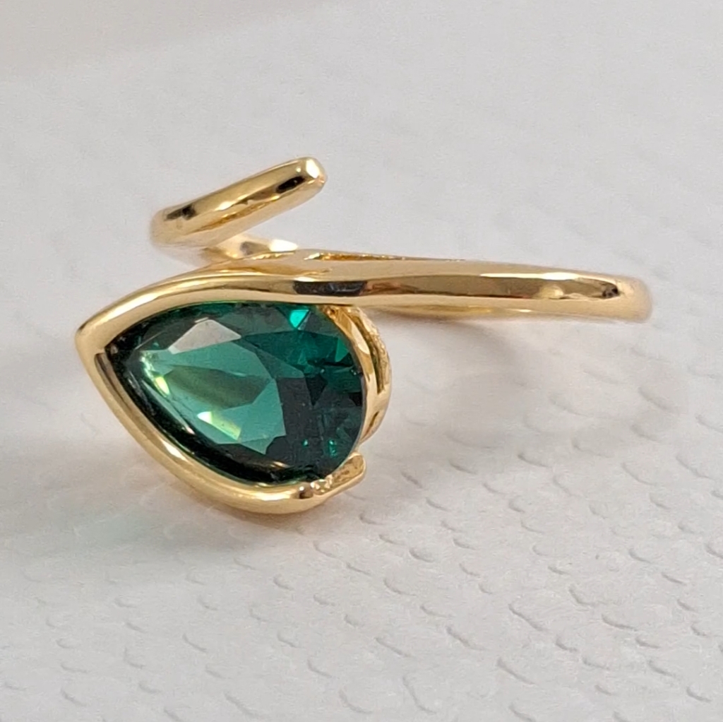 Emerald Pearl Shape Snake Ring